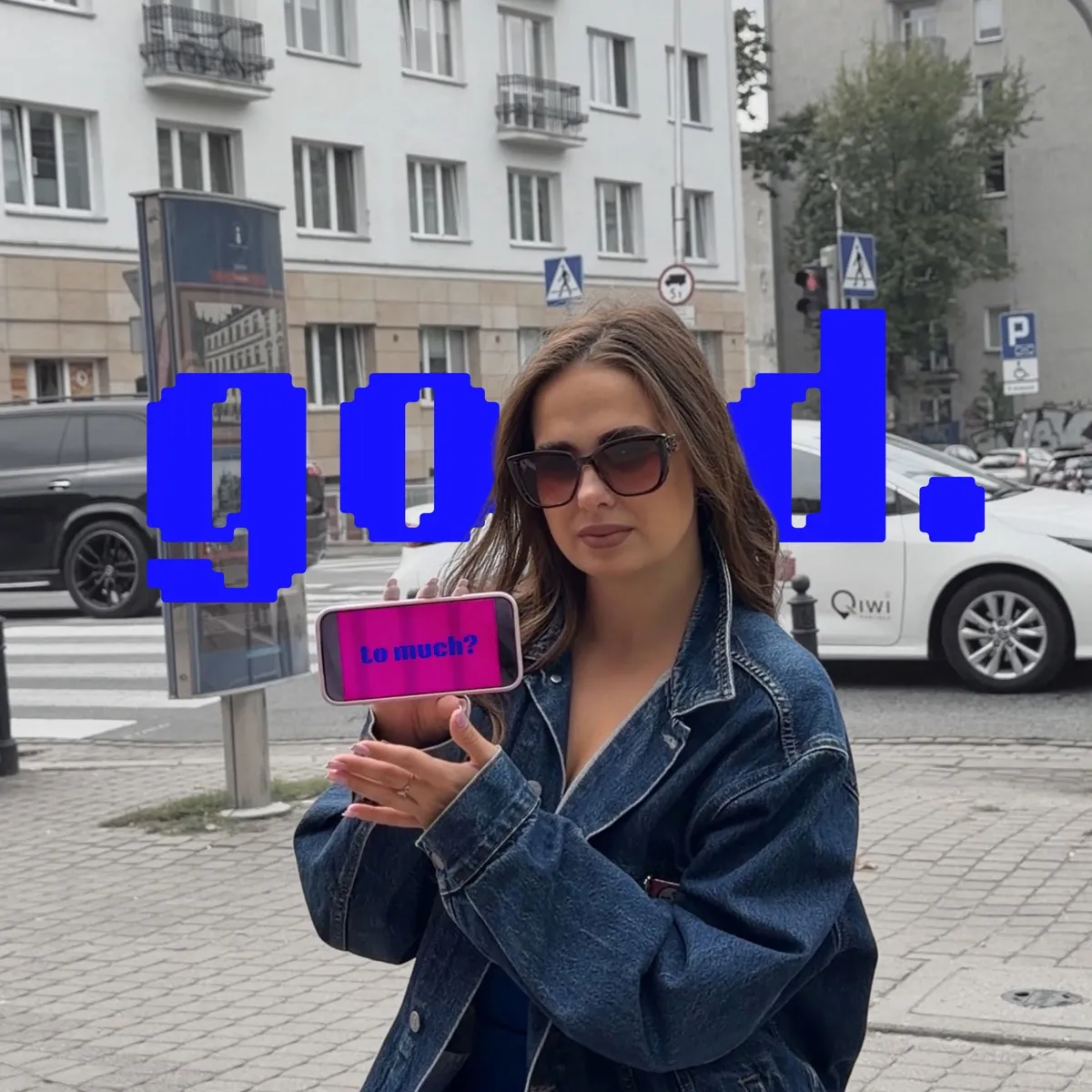 Twórczyni w jeansowej kurtce pokazuje telefon z napisem „to much?”, obok duży napis „good.”