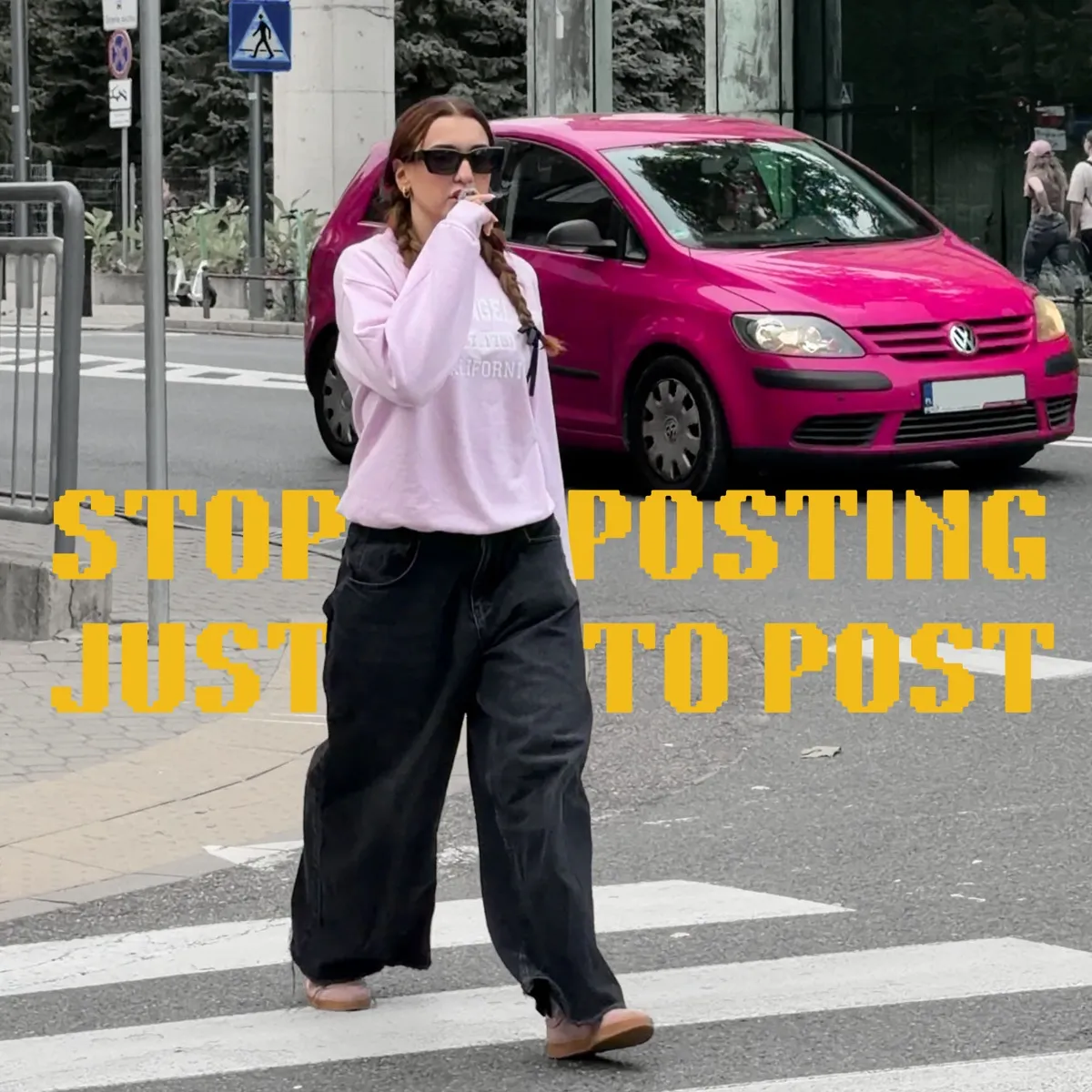 Kobieta na przejściu dla pieszych obok różowego samochodu, na zdjęciu napis „stop posting just to post”